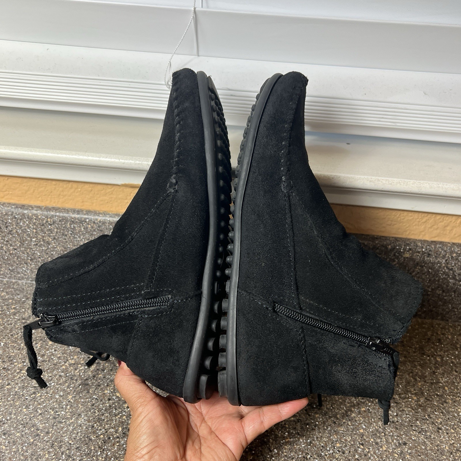 Minnetonka Comfort Casual Ankle Zip Boots Black Suede Moccasin Womens 9.5 Fringe