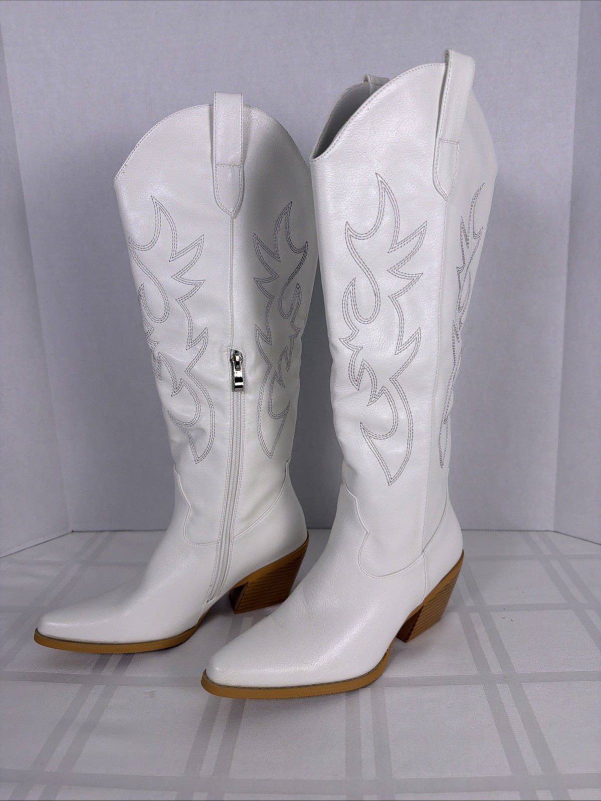 Unbranded Women’s White mid calf cowboy boots. Size 6 side zipper
