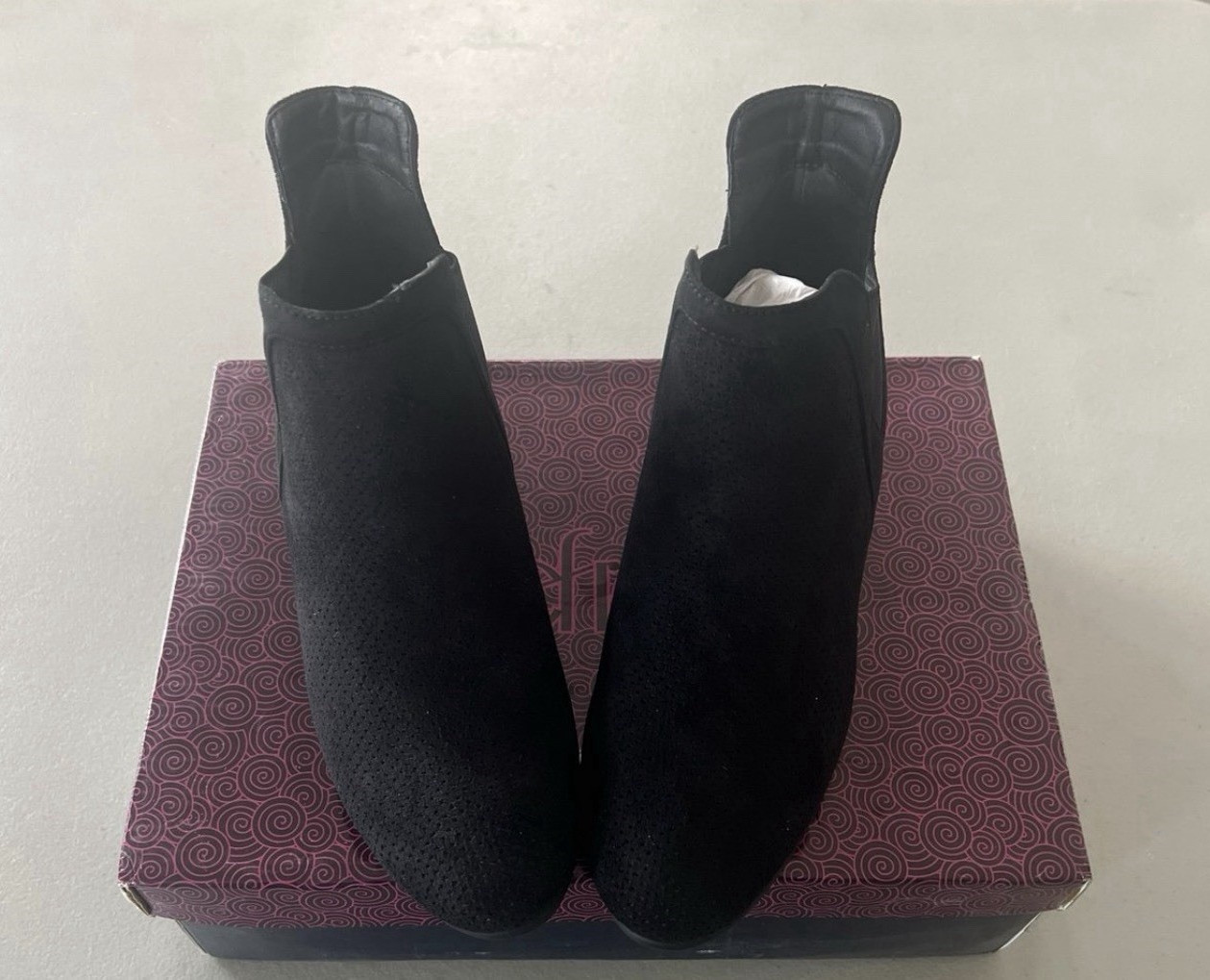 Refresh Black Suede Ankle Bootie Pull On Almond Toe Elastic Gore Size 6.5
