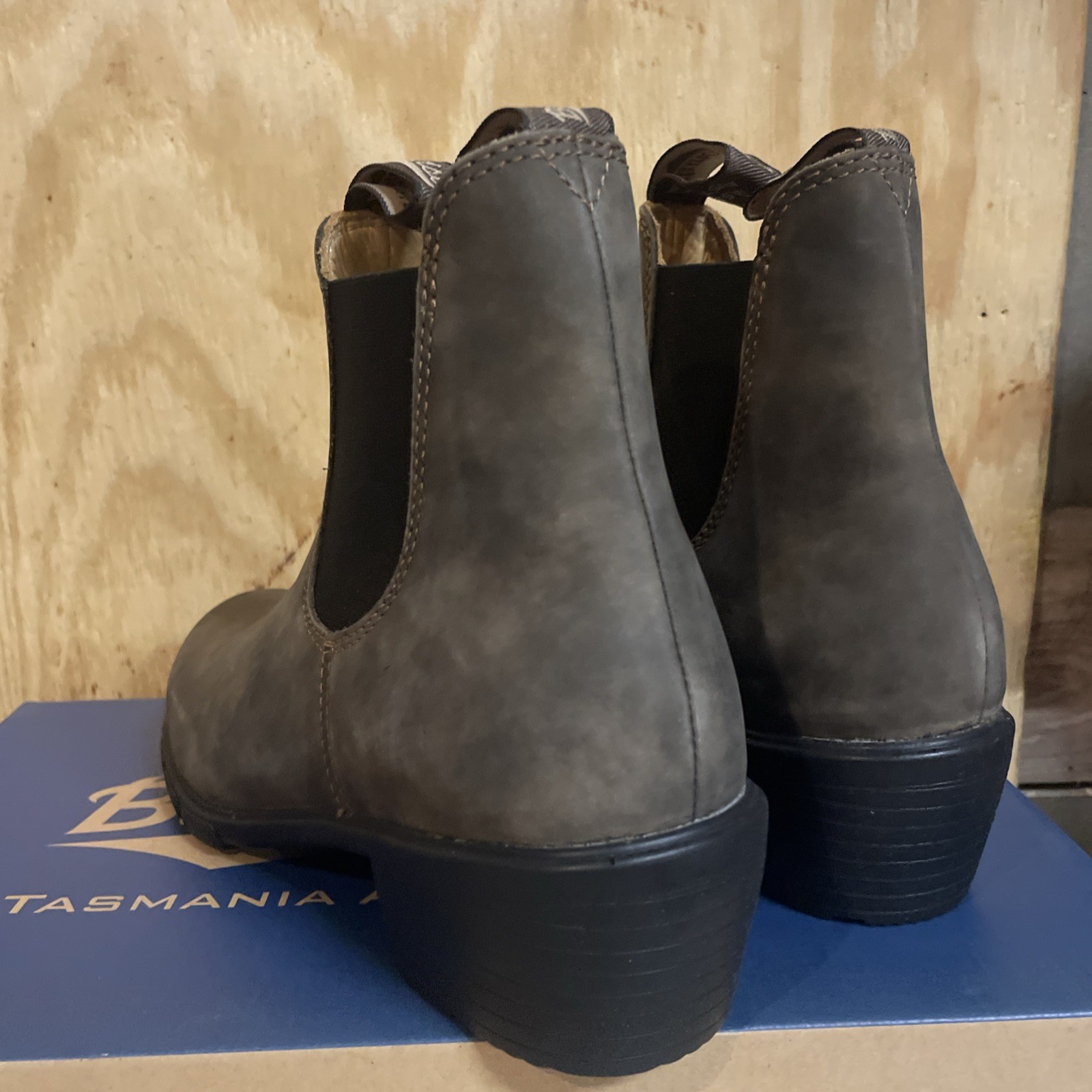 Blundstone 1677 Rustic Brown Chelsea Boots Women’s US 8