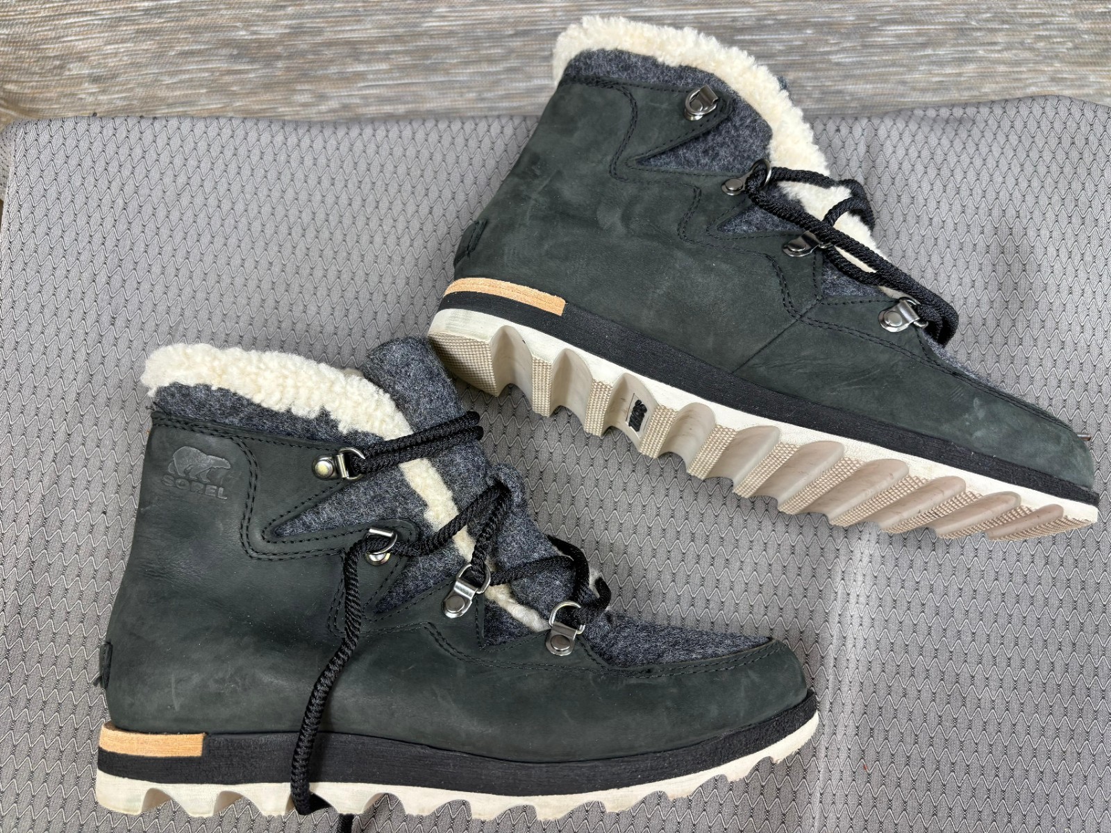 Sorel Womens Size 7 Sneakchic Alpine Holiday Waterproof Winter Booties Black