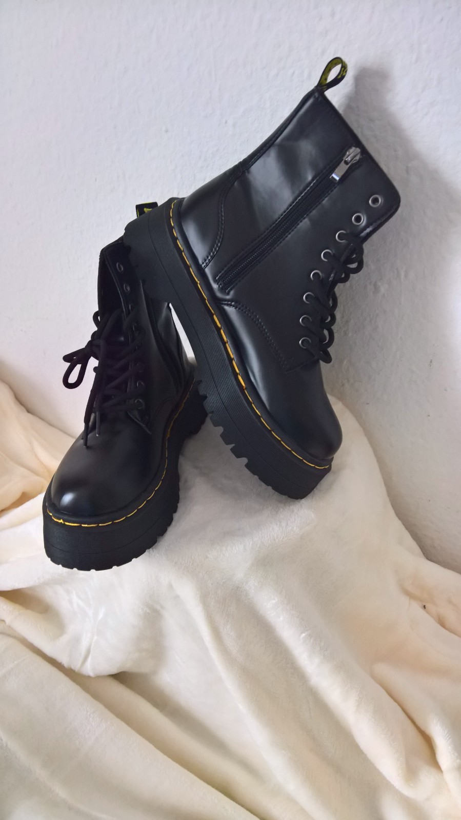 ANKLE LENGTH BOOTIES SIZE IN POLISHED BLACK SIZE 39, CLASSIC AND ELEGANCE.