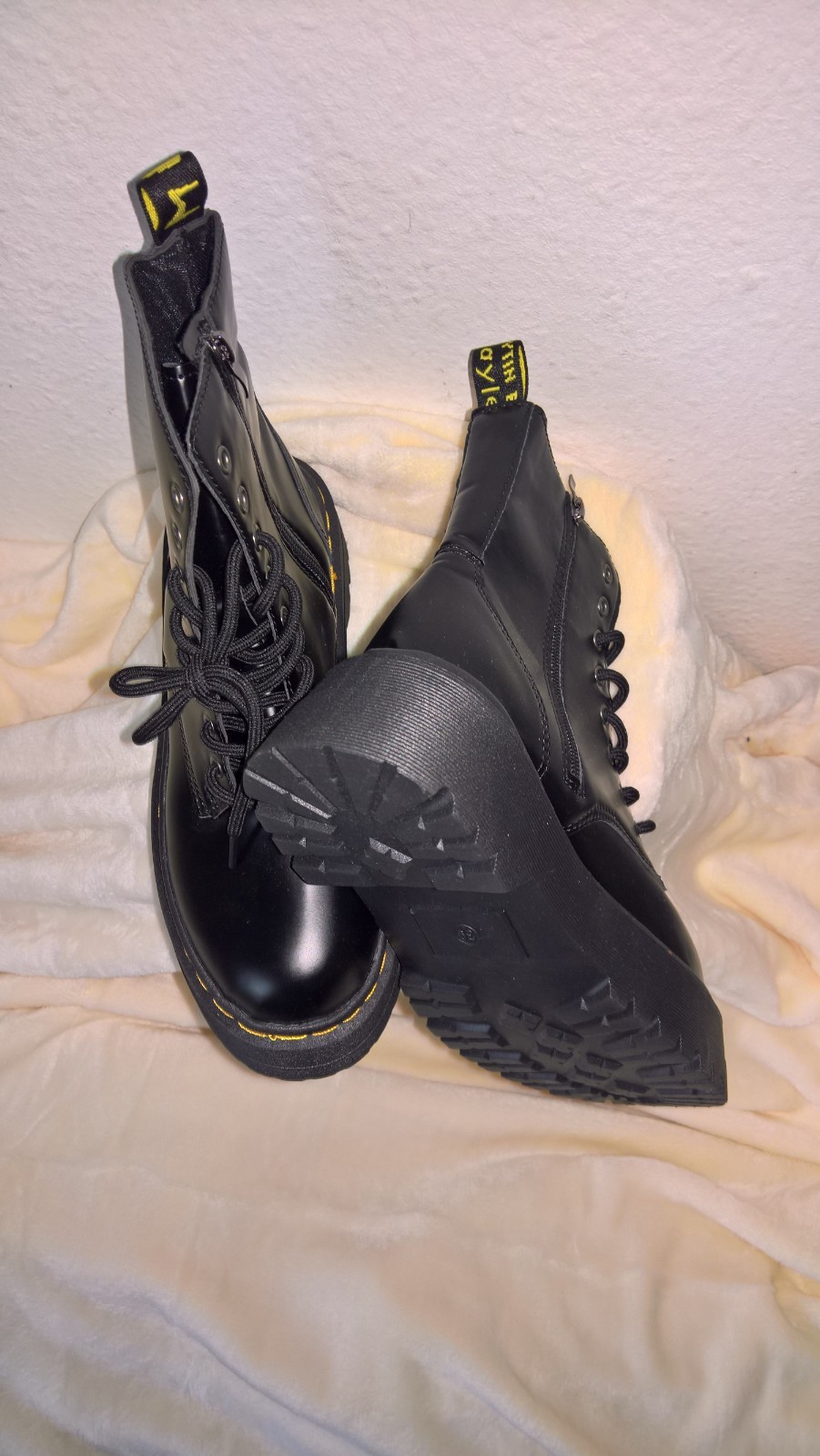 ANKLE LENGTH BOOTIES SIZE IN POLISHED BLACK SIZE 39, CLASSIC AND ELEGANCE.