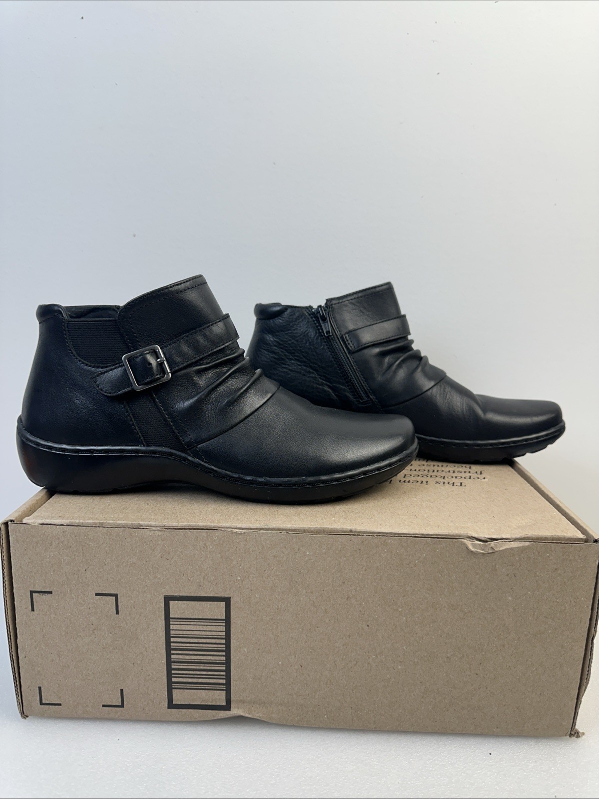 Clarks Womens 8 1/2 Cora Rouched Ankle Boot Black Leather Buckle Side Zip
