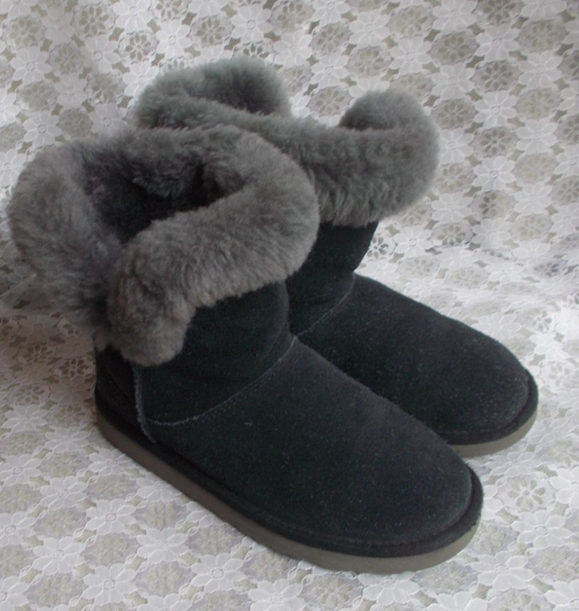 UGG ANKLE BOOTS 1005398K, KOURTNEY Black Suede, Gray Shearling Lining Girl’s 3