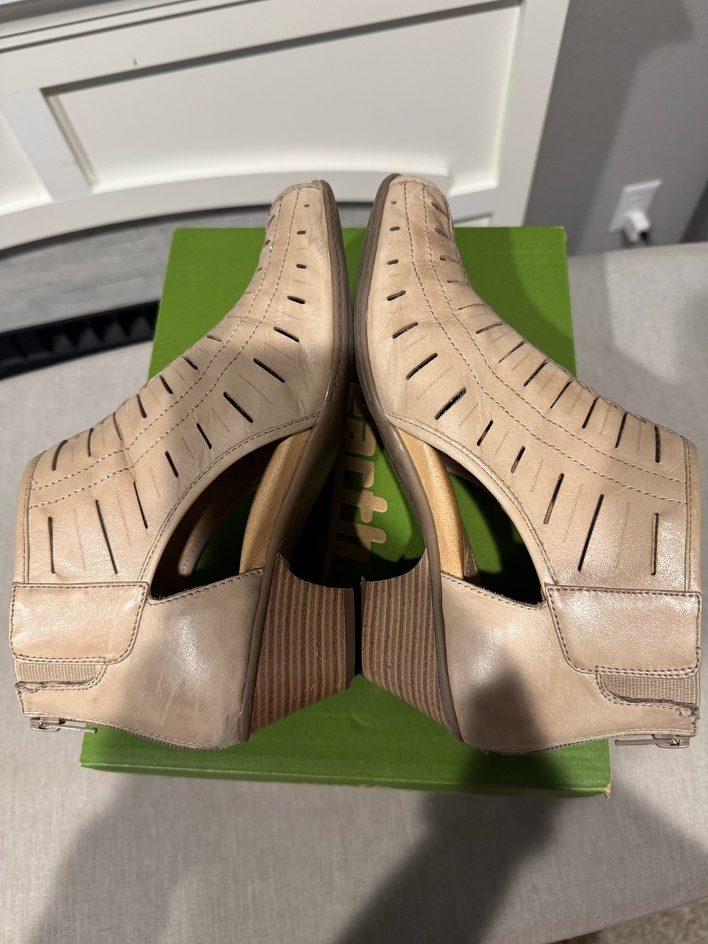 Women’s Earth Vicki Ankle Booties Size 10 Light Pecan Soft Leather Adjustable
