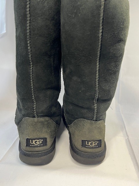 UGG Australia Classic Womens Winter Boots – Size 8.5 Black