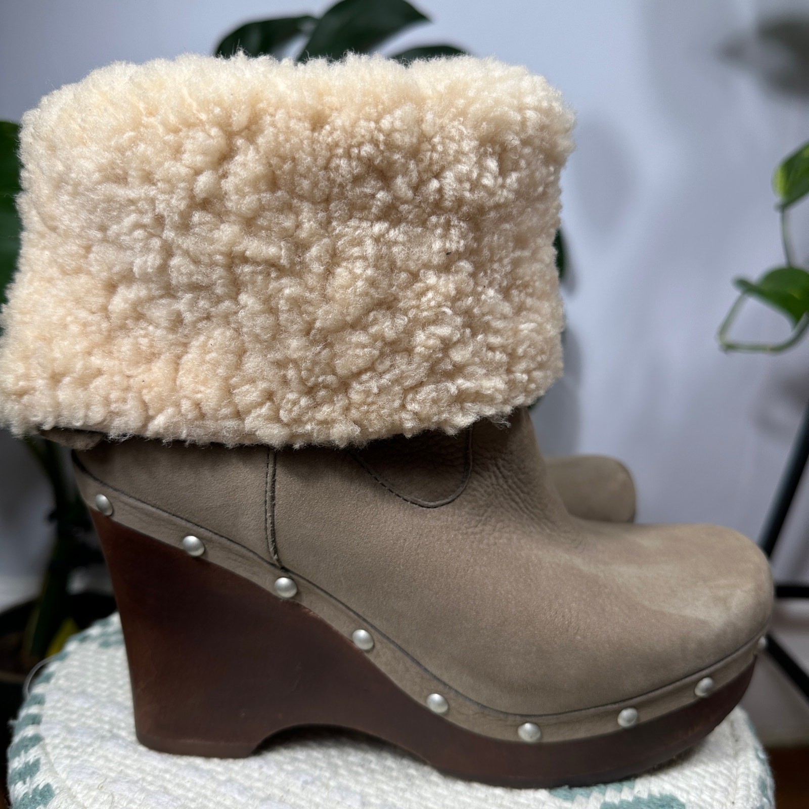 UGG Australia Carnagie Wedge Boots Shearling Cuff Suede Studded Sz 8