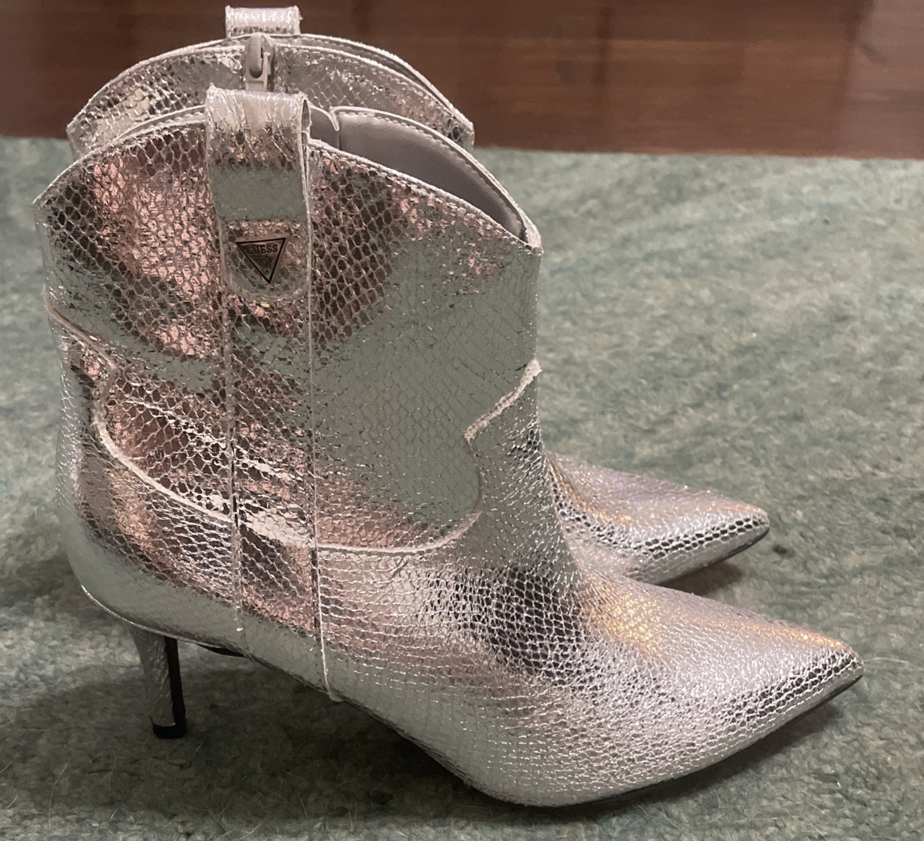 Guess Women’s Metallic Silver Ankle Boots Size 9 1/2 M NEW