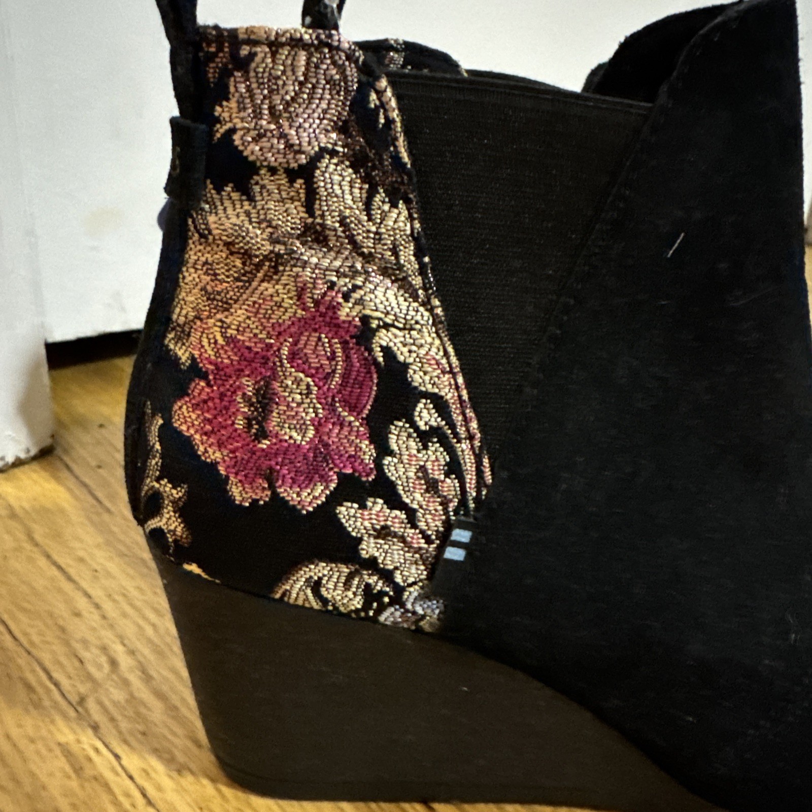 TOMS Kelsey Wedge Women’s Black Casual Boots 10017369T size 6 NWT suede floral