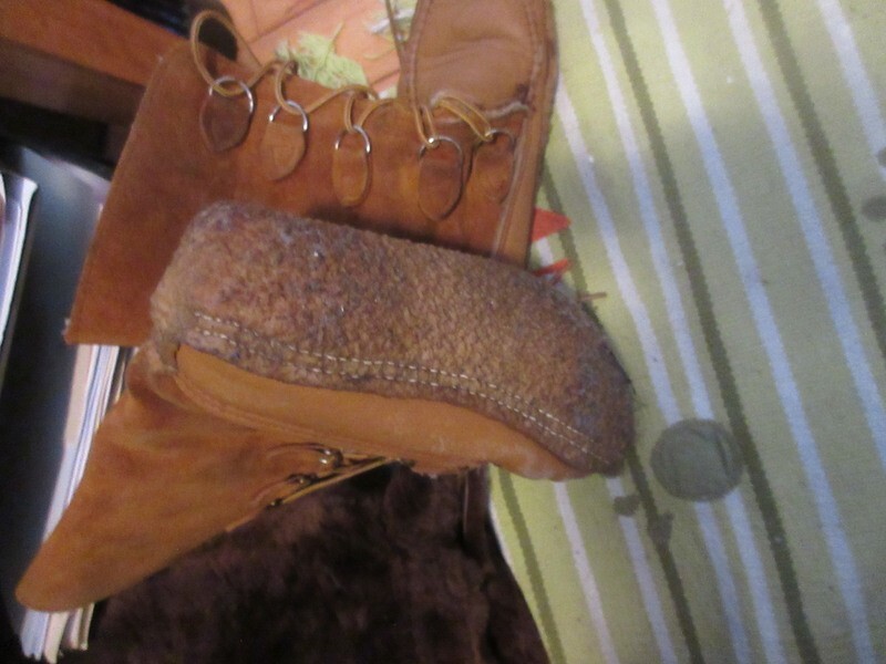 #195 Women Mukluk Bastin Bros moccasin boots size 9 leather 50s