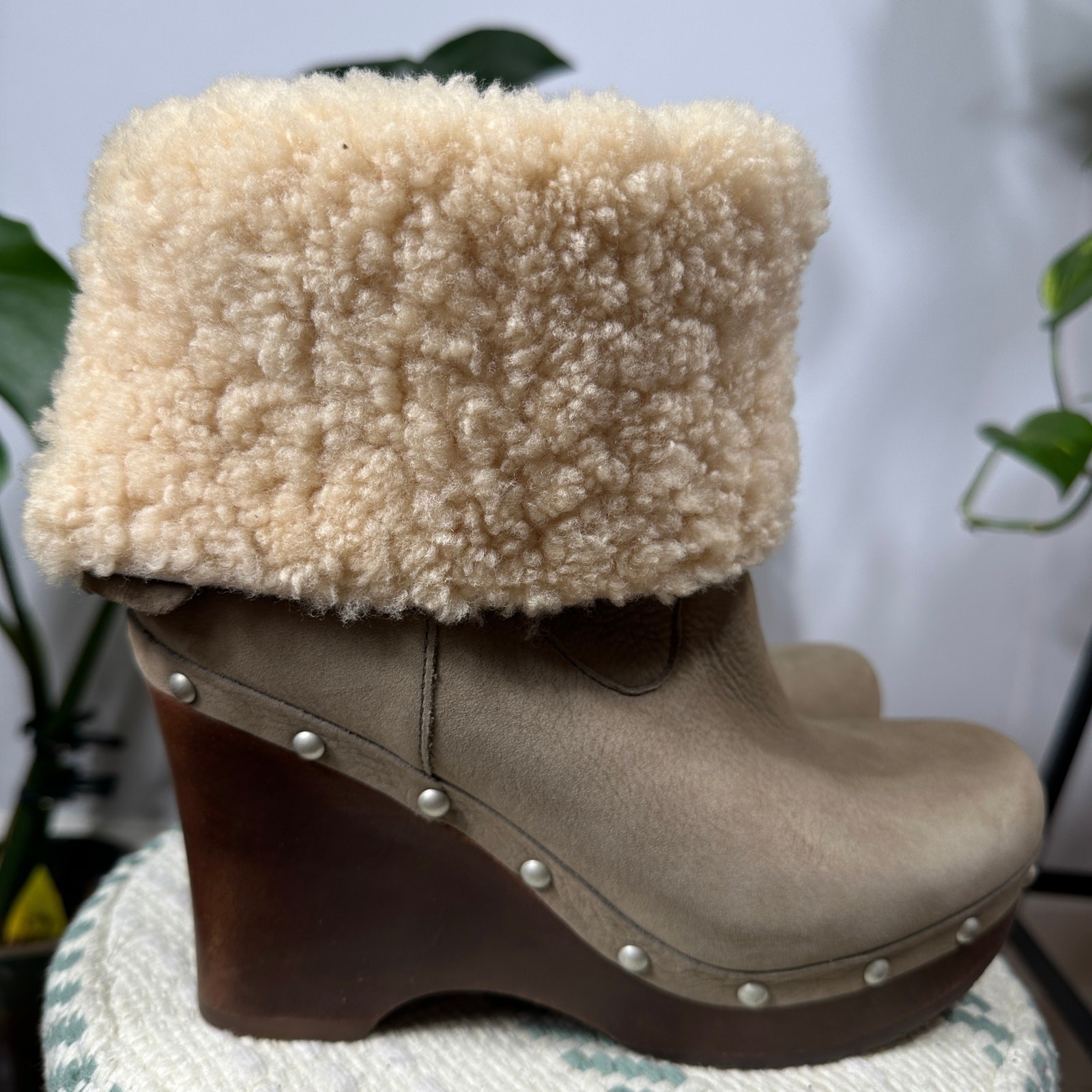 UGG Australia Carnagie Wedge Boots Shearling Cuff Suede Studded Sz 8