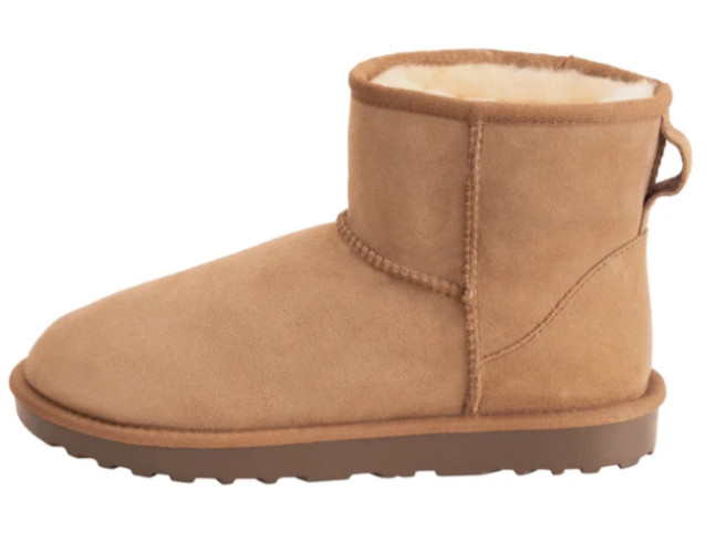NEW!! Kirkland Signature Women’s Tan Shearling Boots Variety in Size