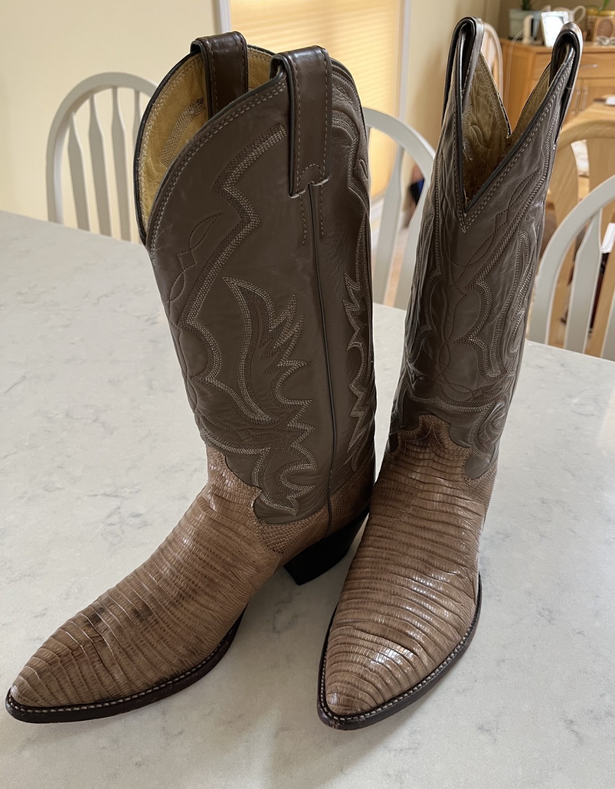 Justin women’s cowboy boots – size 9D – snip toe, lizard skin