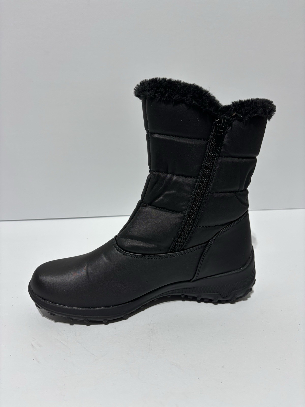 Totes Women’s Quilted Winter Boots Black, Size 6 M