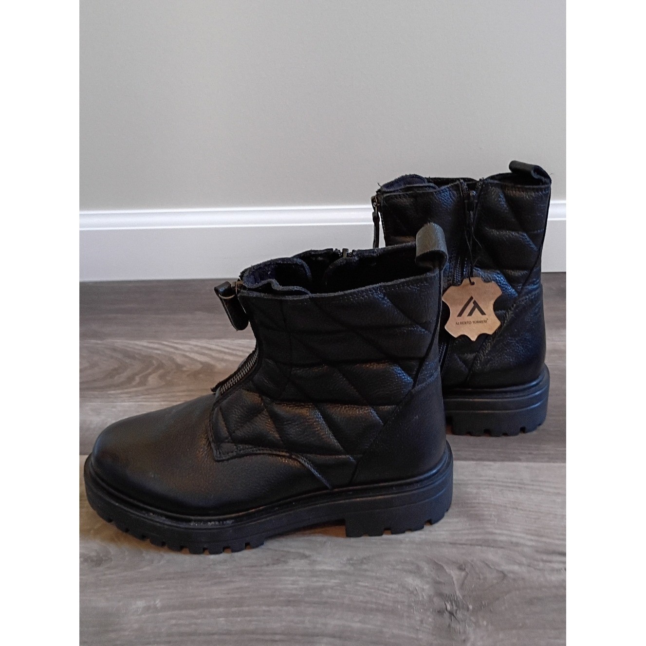 NWT ALBERTO TORRESI Women’s Classic Casual Black Quilted Leather Boots Size 38
