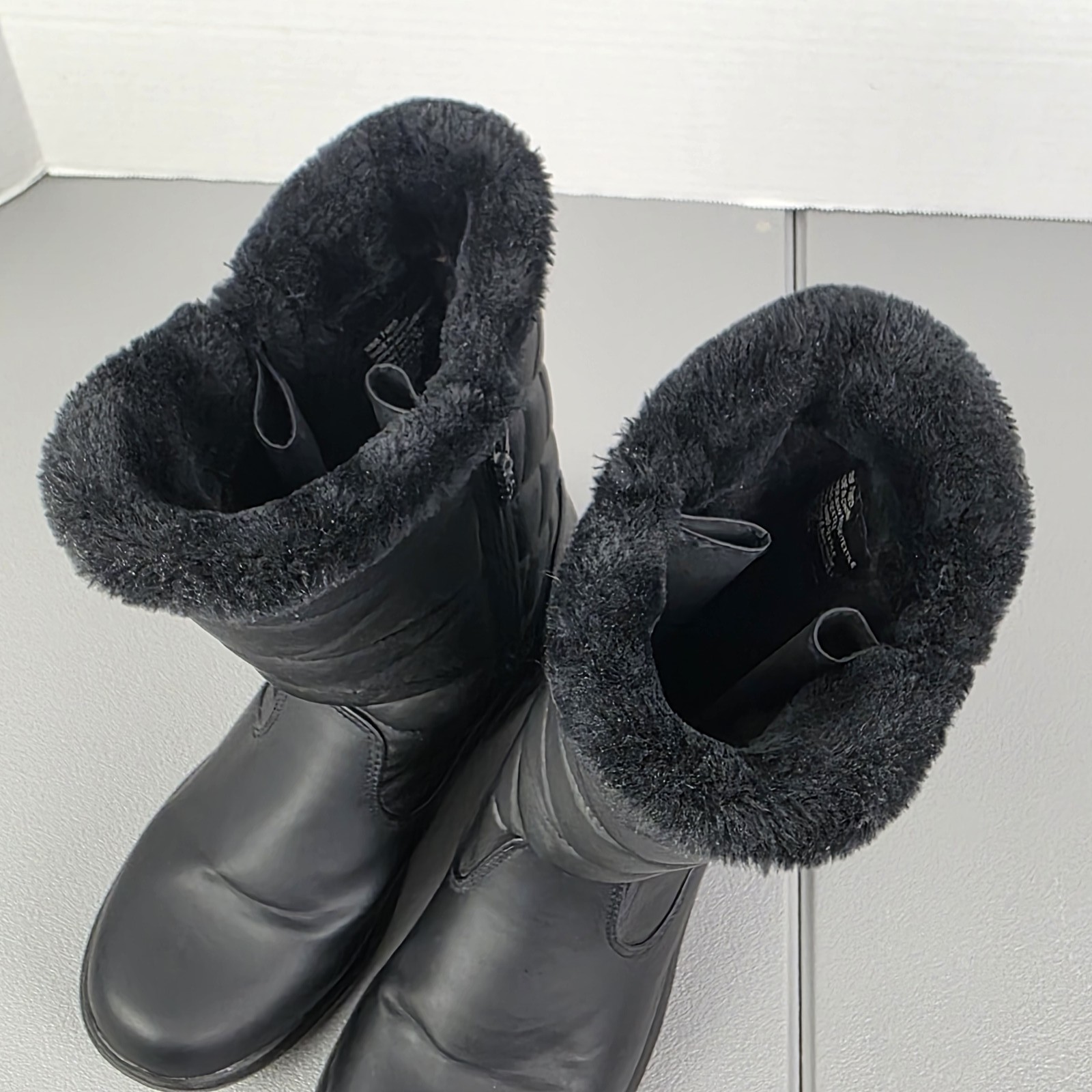 Totes Women’s Black Quilted Winter Snow Boots Faux Fur Lined Side Zip Size 7