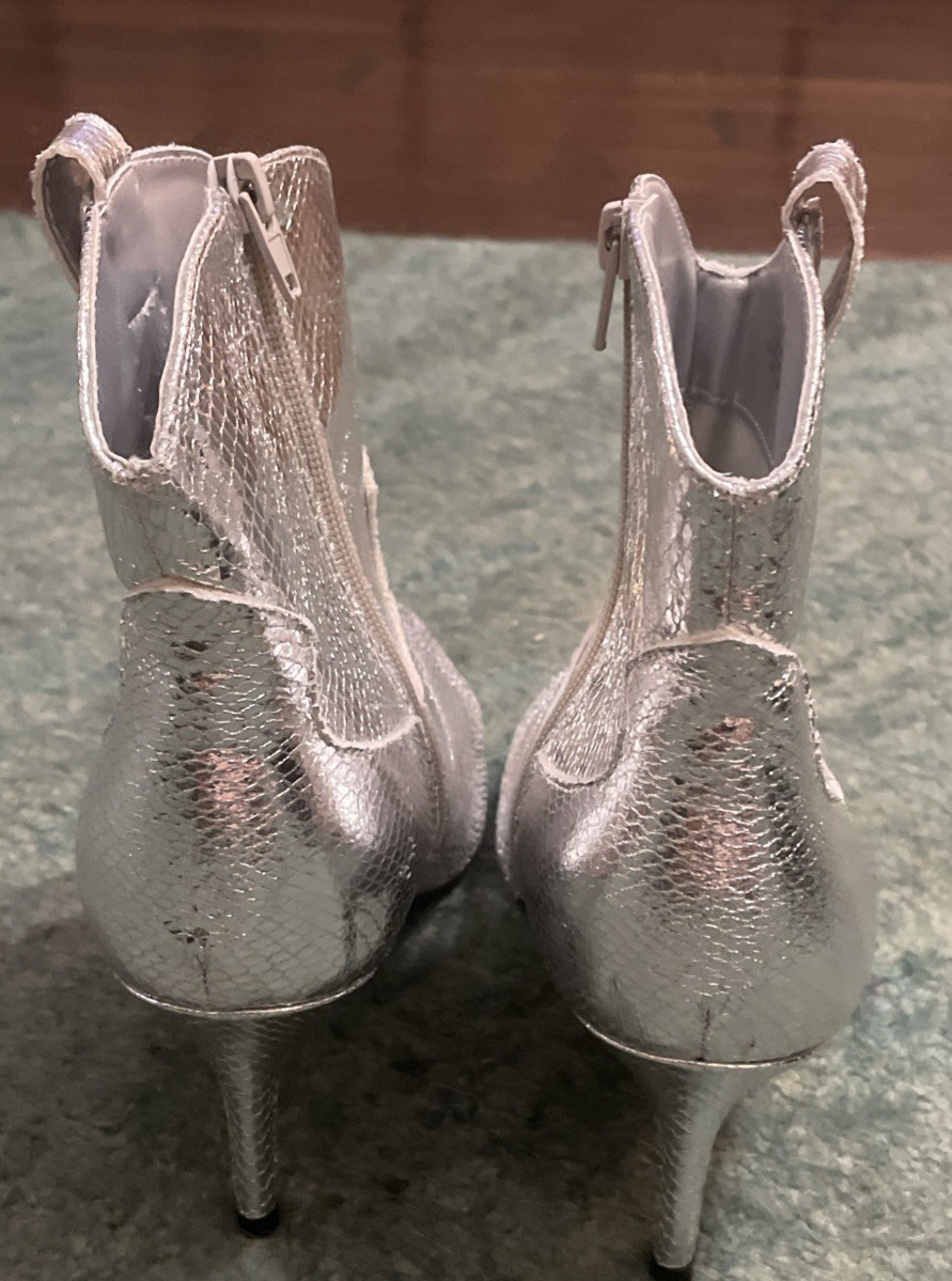 Guess Women’s Metallic Silver Ankle Boots Size 9 1/2 M NEW