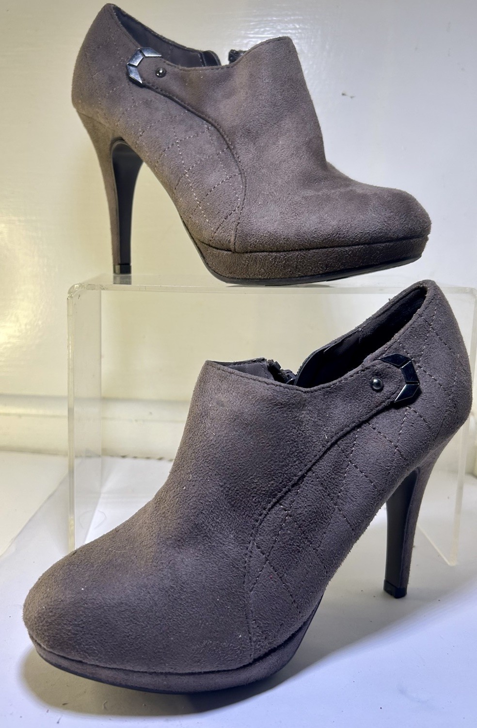 Impo Brown Suede Heeled Booties Ankle Boots Size 6 Stiletto Zip Up Closure