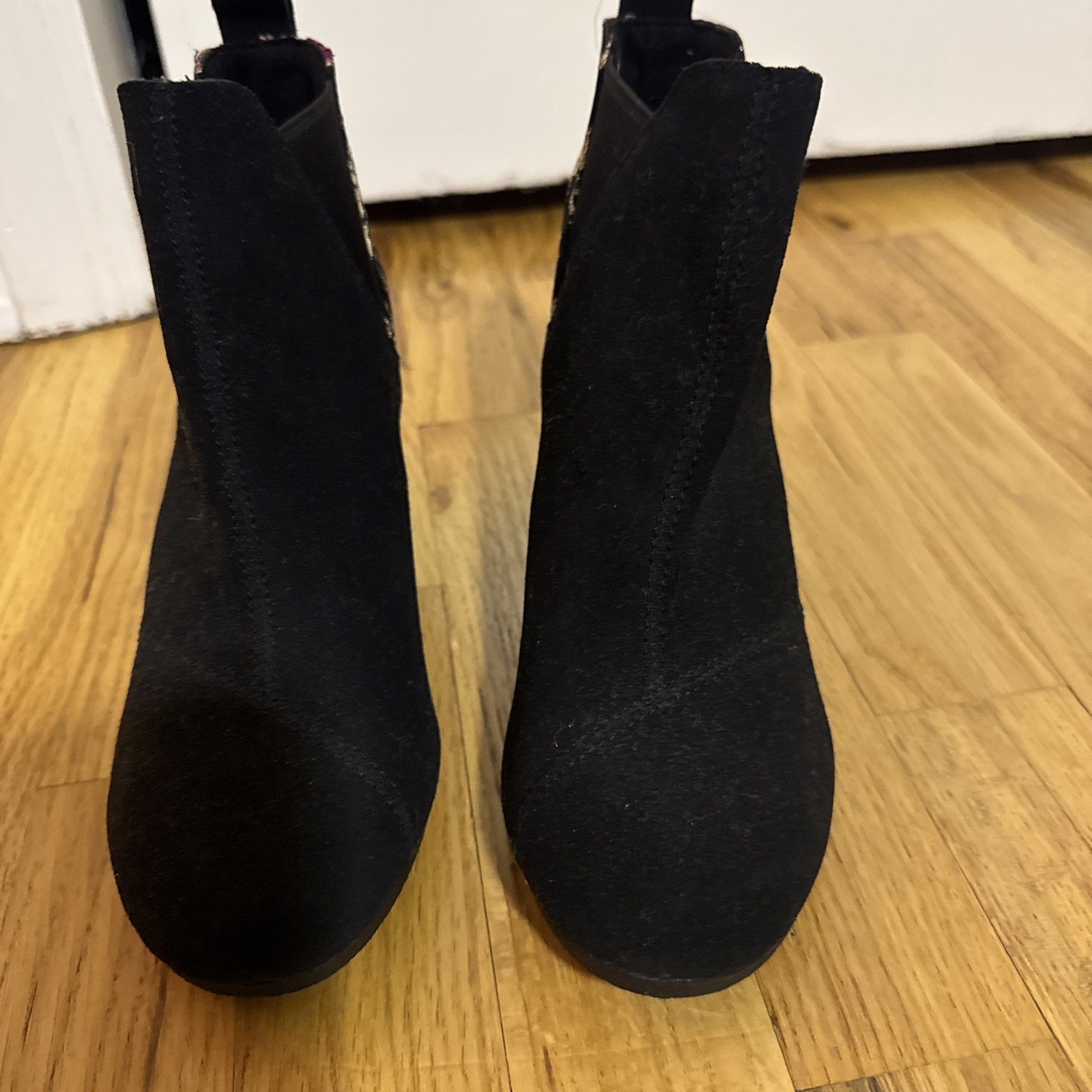 TOMS Kelsey Wedge Women’s Black Casual Boots 10017369T size 6 NWT suede floral