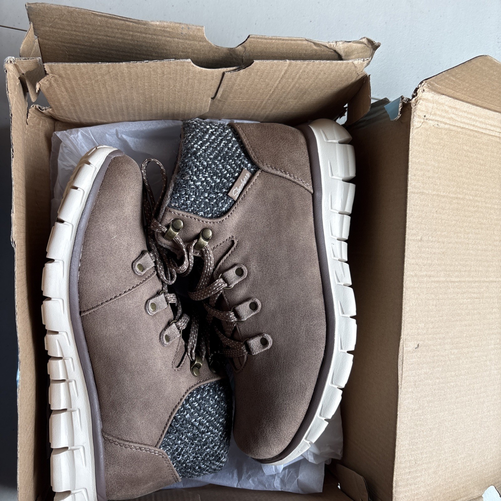 NEW – Skechers Synergy Cold Daze Hiker Boots Women’s Size 8 – Taupe
