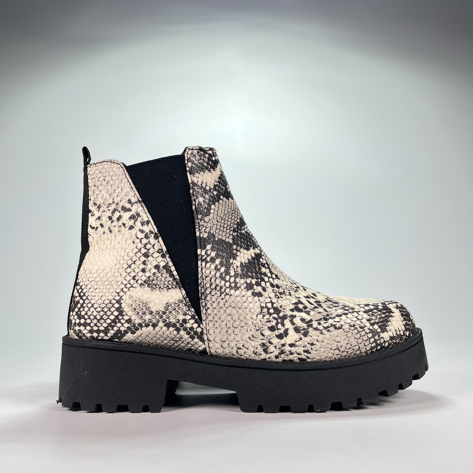 Qupid Black Ivory Elastic Side Panels Snakeskin Print Pull On Boots Women’s Sz 6