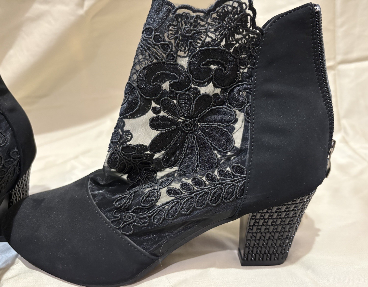 Black Lace Ankle Bootie Women’s Size 9.5 Zip Closure Floral Pattern Closed Toe