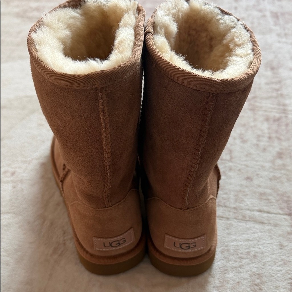 UGG Women’s Classic Short II Boots Size 8