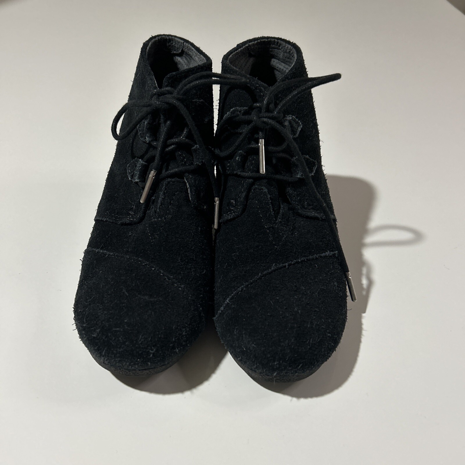 TOMS Wedge Suede Boots Women’s 8.5M Black Ankle Lace Up Mid Top Casual Bootie