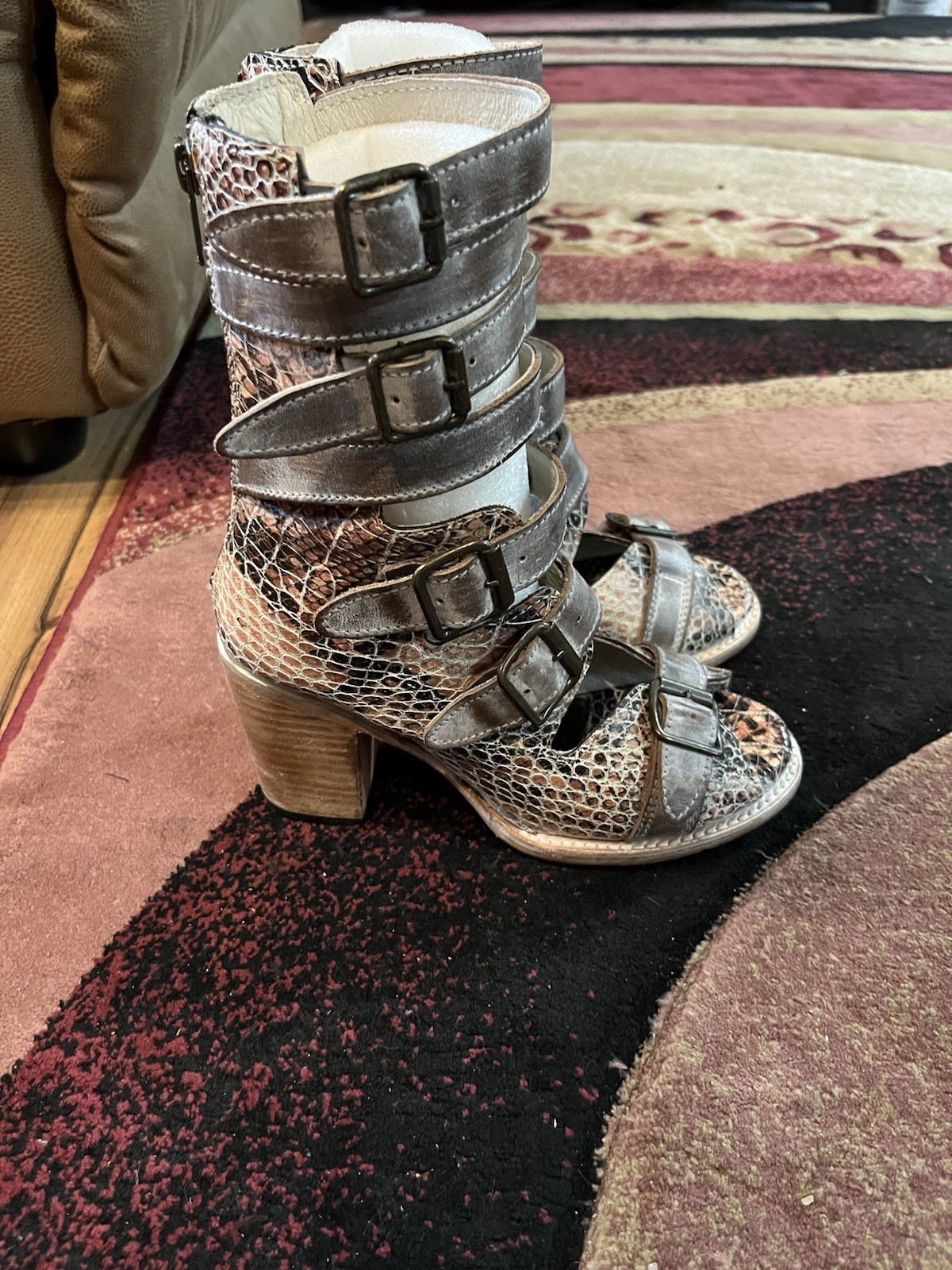 Freebird Bond EUC Gladiator grey & pink snake print open toe bootie RARE size 8