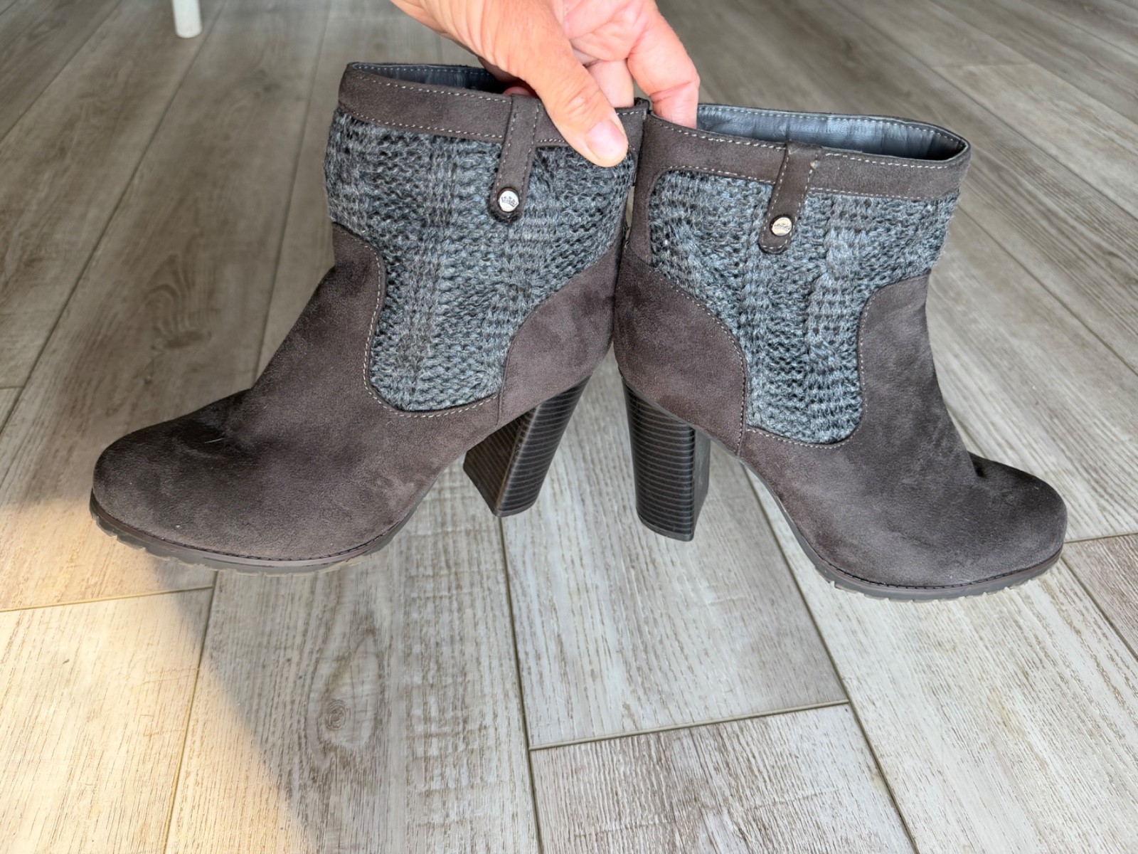 Juicy Couture «Lupia» Gray Knit & Faux Suede Bootie 3.5″ Heel Sz 8 M Gently Worn
