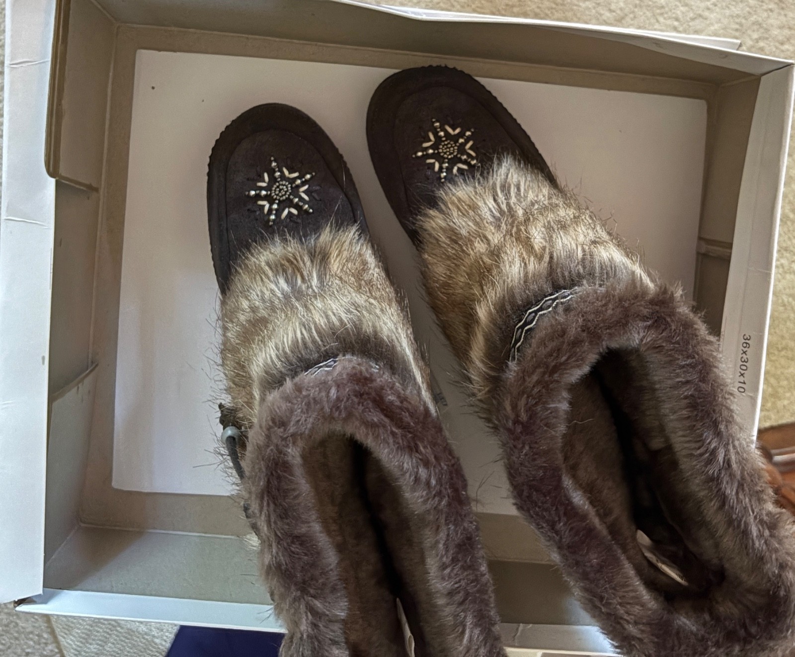 Minnetonka Spokane Mukluk Short Bead Boots Size 8.5 NWB