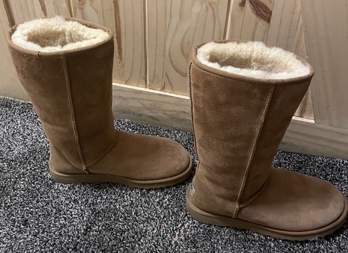UGG Women’s Classic Tall Winter Boot Size 8 – Chestnut Brown