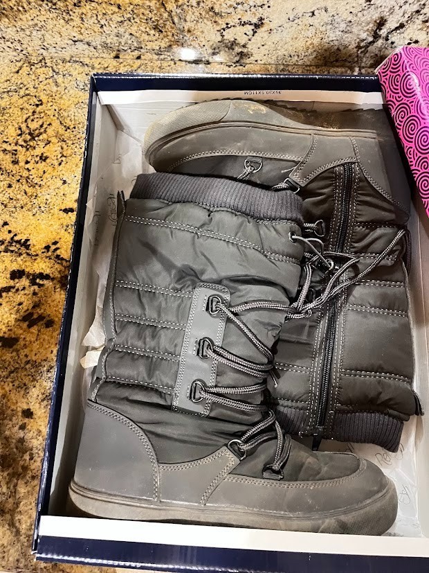 Refresh Size 7 Gray snow boot