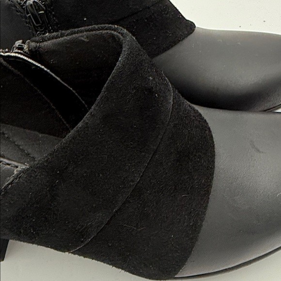 Clarks Women’s Black Heeled ankle Booties shoes 7.5M leather suede casual office