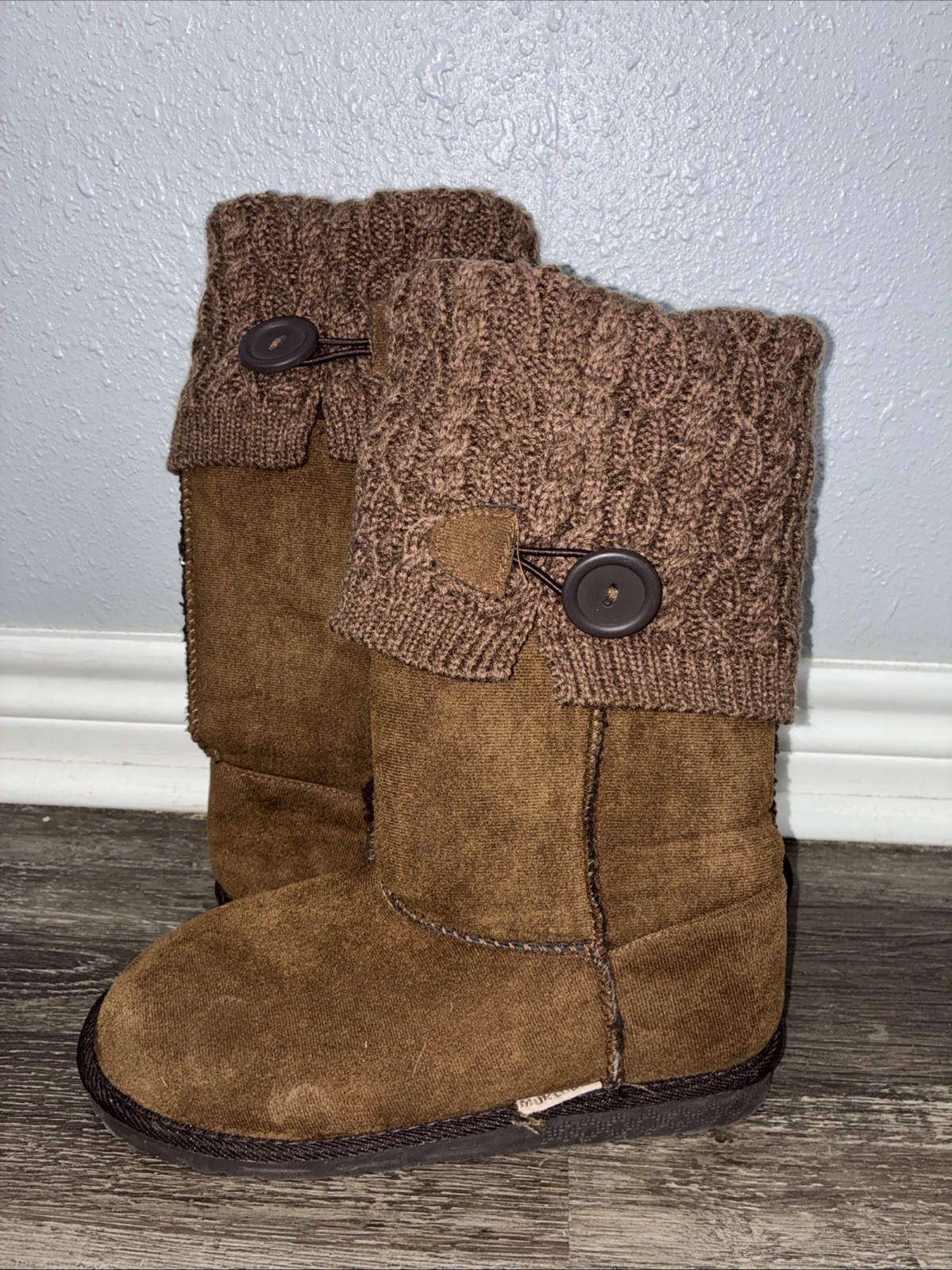 Muk Luks Women’s Janie Side Button Faux Fur Cable Knit Boots Brown Sz 8
