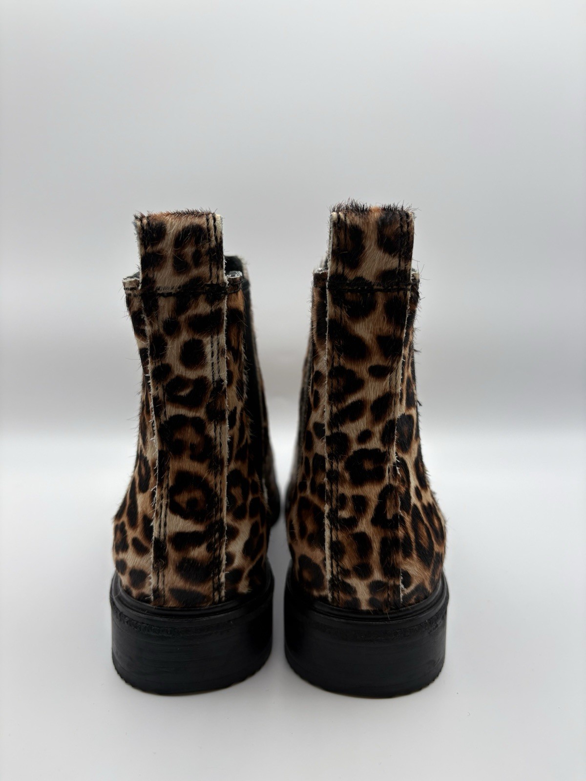 Clarks Women’s Leopard Print Chelsea Ankle Boots Slip On Elastic Gore US 6 M