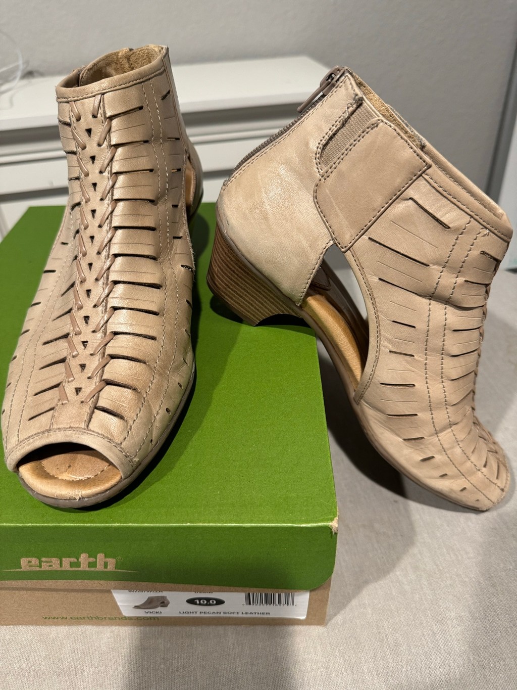 Women’s Earth Vicki Ankle Booties Size 10 Light Pecan Soft Leather Adjustable