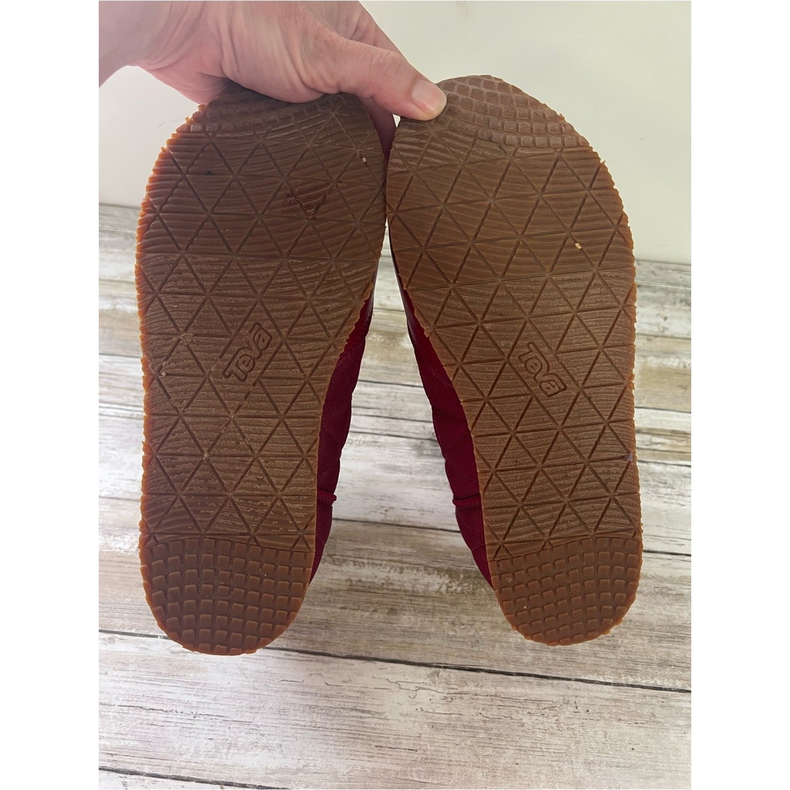 Teva Re Ember Mid Quilted Boot in Rhubarb Woman Size US 9