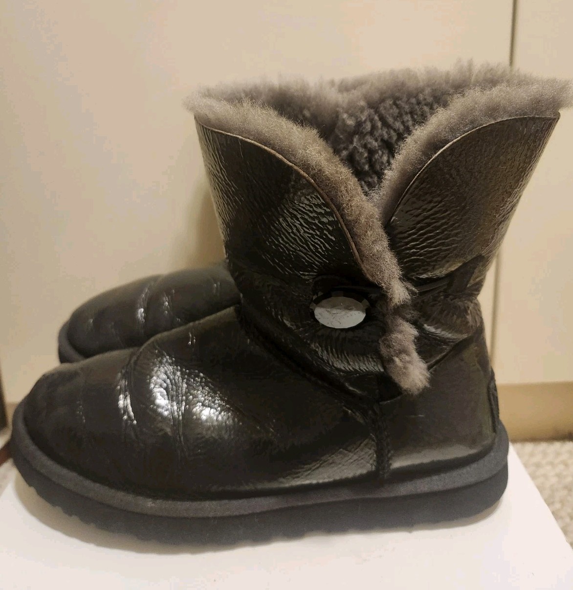 100% Auth. UGG Bailey Evergreen Crinkle Patent Leather Faux Fur Lined Boots Sz 8