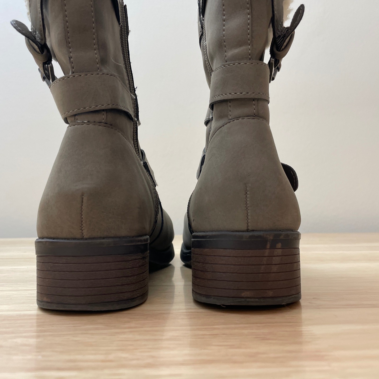 Justice Girls Taupe Faux Leather Shearling Lined Buckle Zipper Boots – Size 7