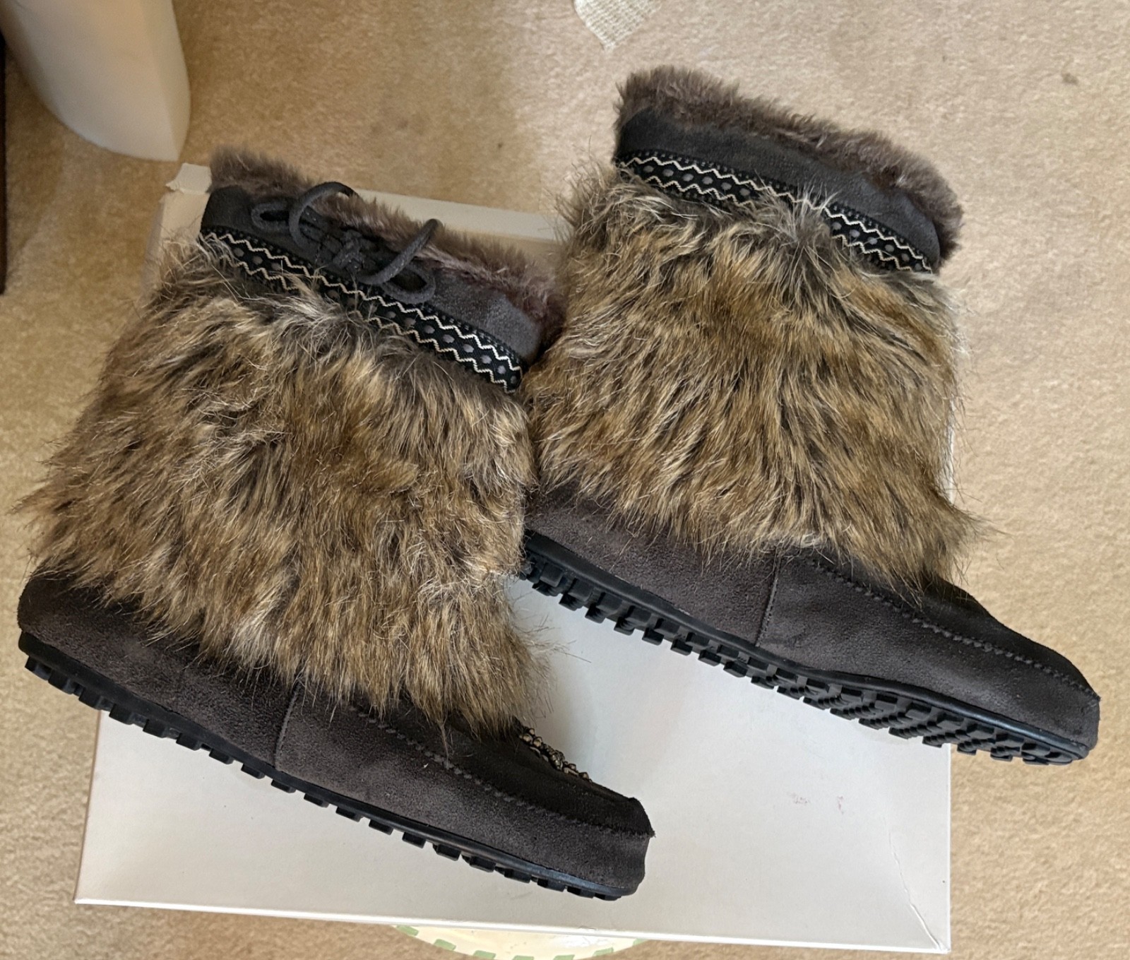 Minnetonka Spokane Mukluk Short Bead Boots Size 8.5 NWB