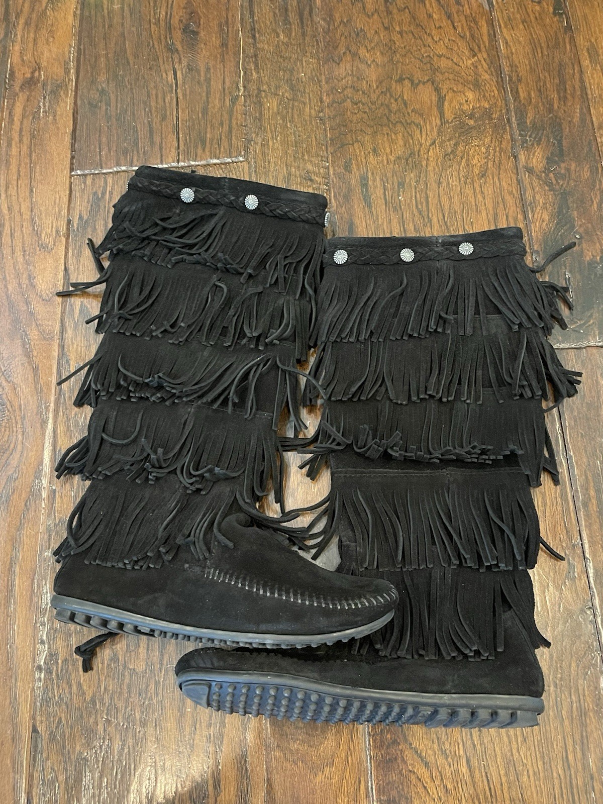 Minnetonka 5 Layer Fringe Boots With Conchos. Size 8