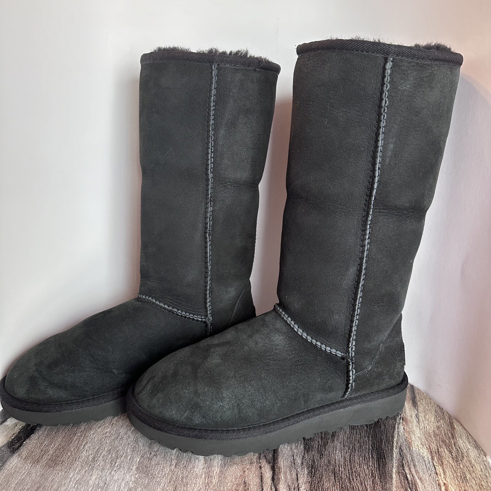 Ugg Womren’s Size7 Black Pull On Sheep Skin Suede Warm Classic Tall 1016224