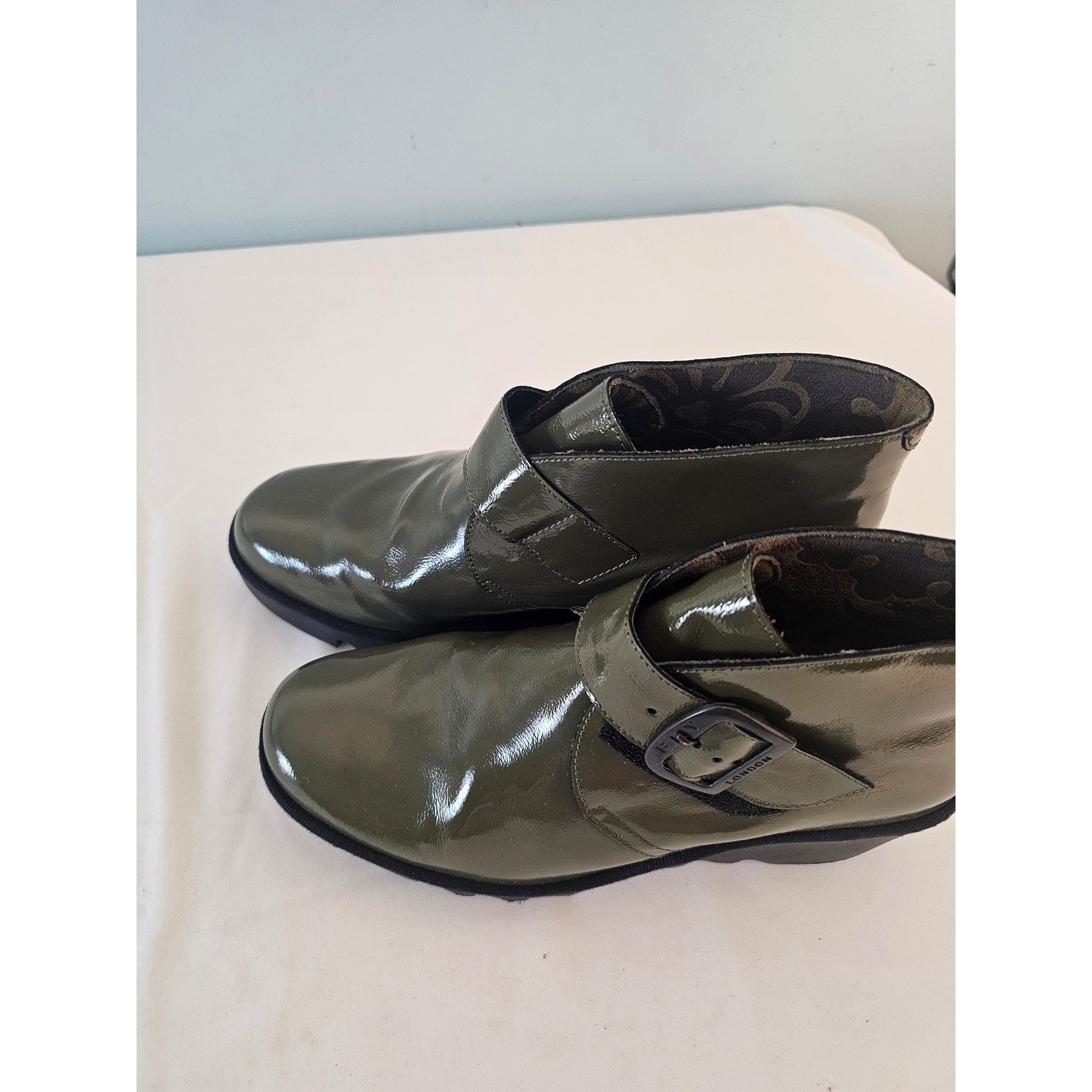 [Grunge] Fly London Yip Wedge Booties Womens US 9 1/2 Olive Green Patent Leather