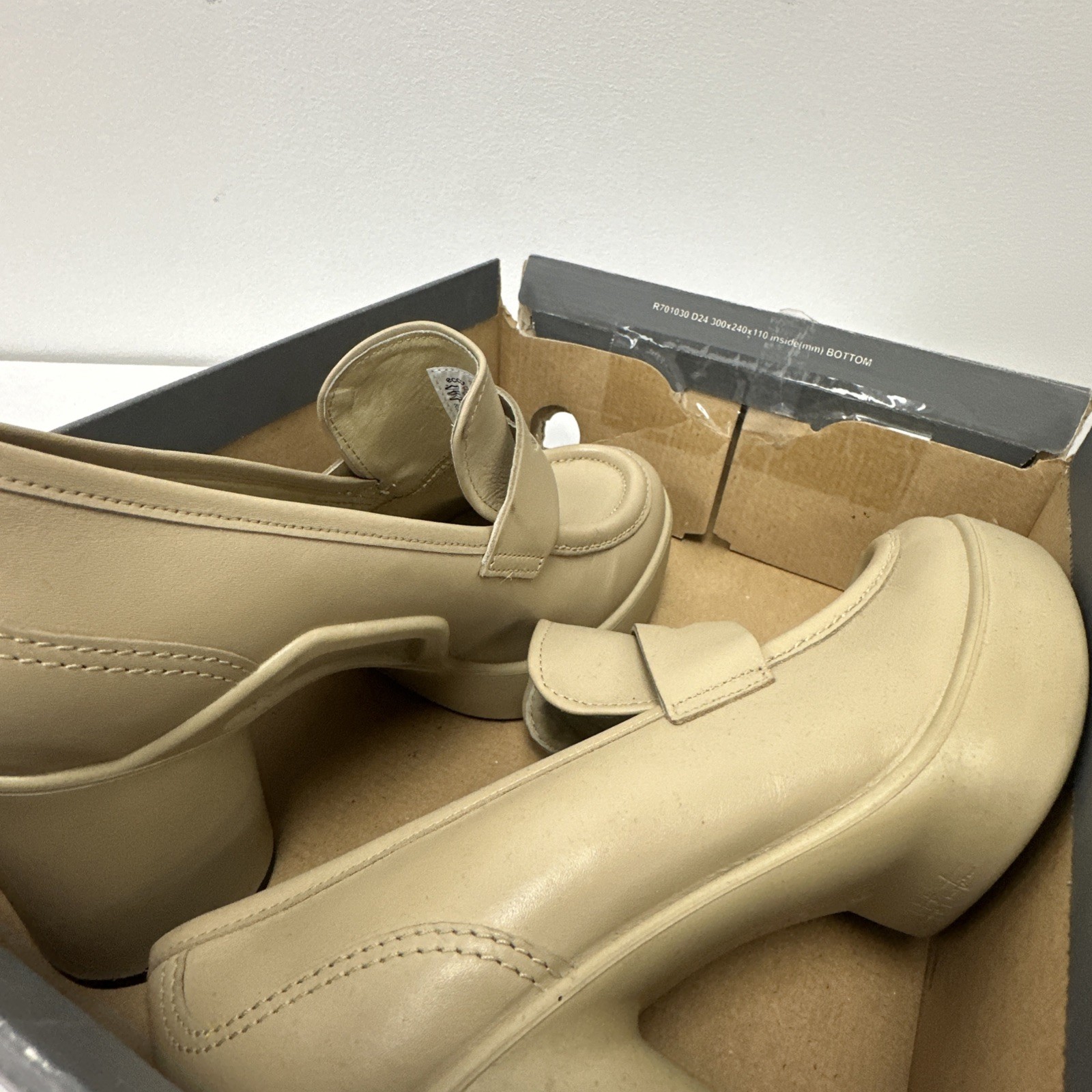 ECCO 207383 – SHAPE SCULPTURED MOTION 55 – BEIGE – SIZE 10-10.5 US