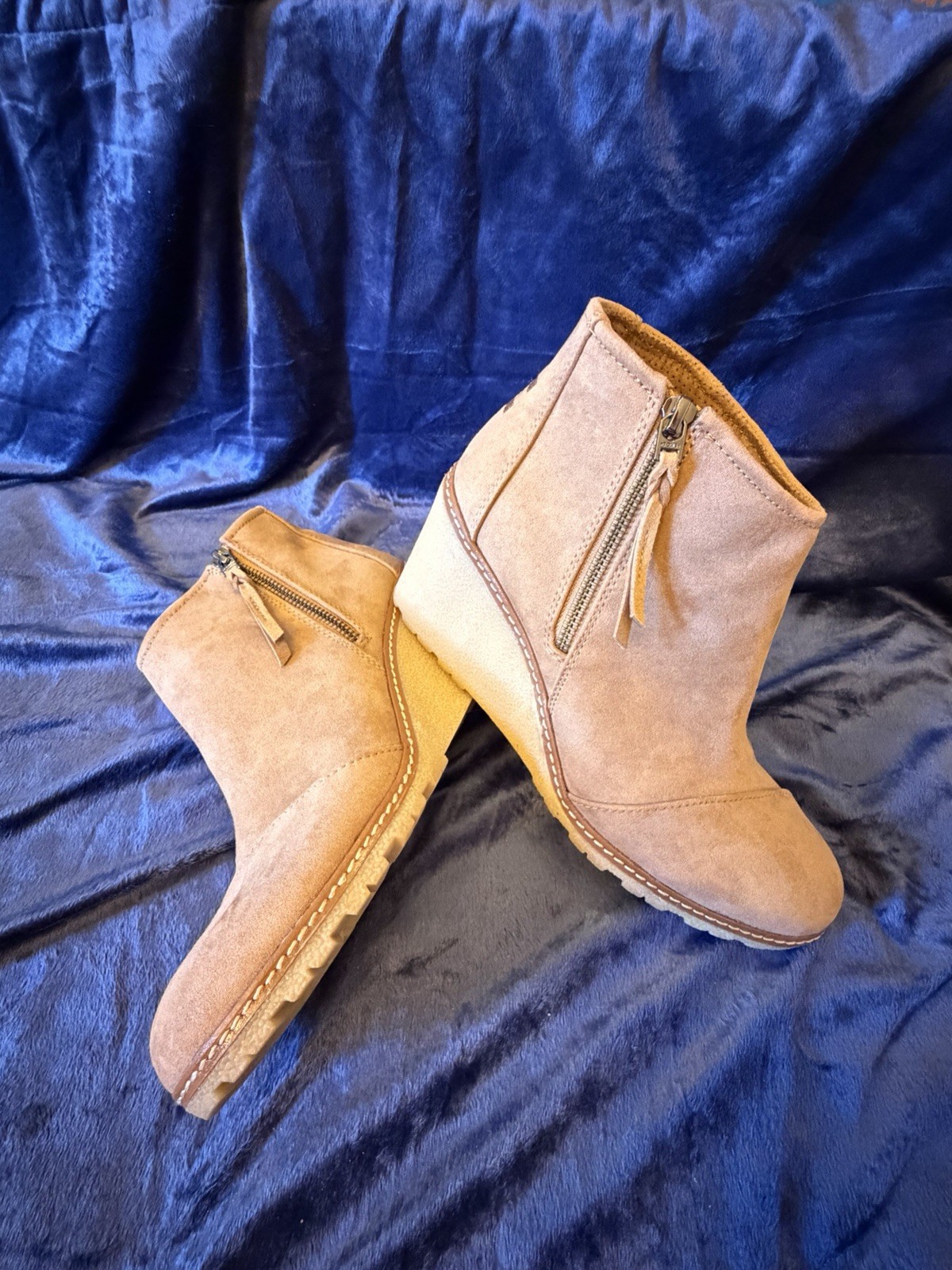 Women’s Tom’s Suede Wedge Booties – Tan – Size 9 – Great Condition