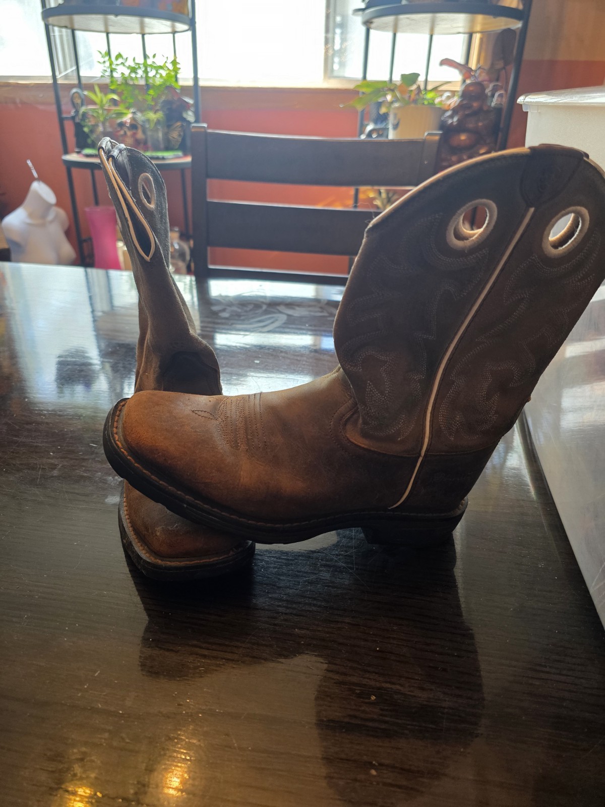 Classic Ariat western pull-on boots leather upper with contrast stitching. 5