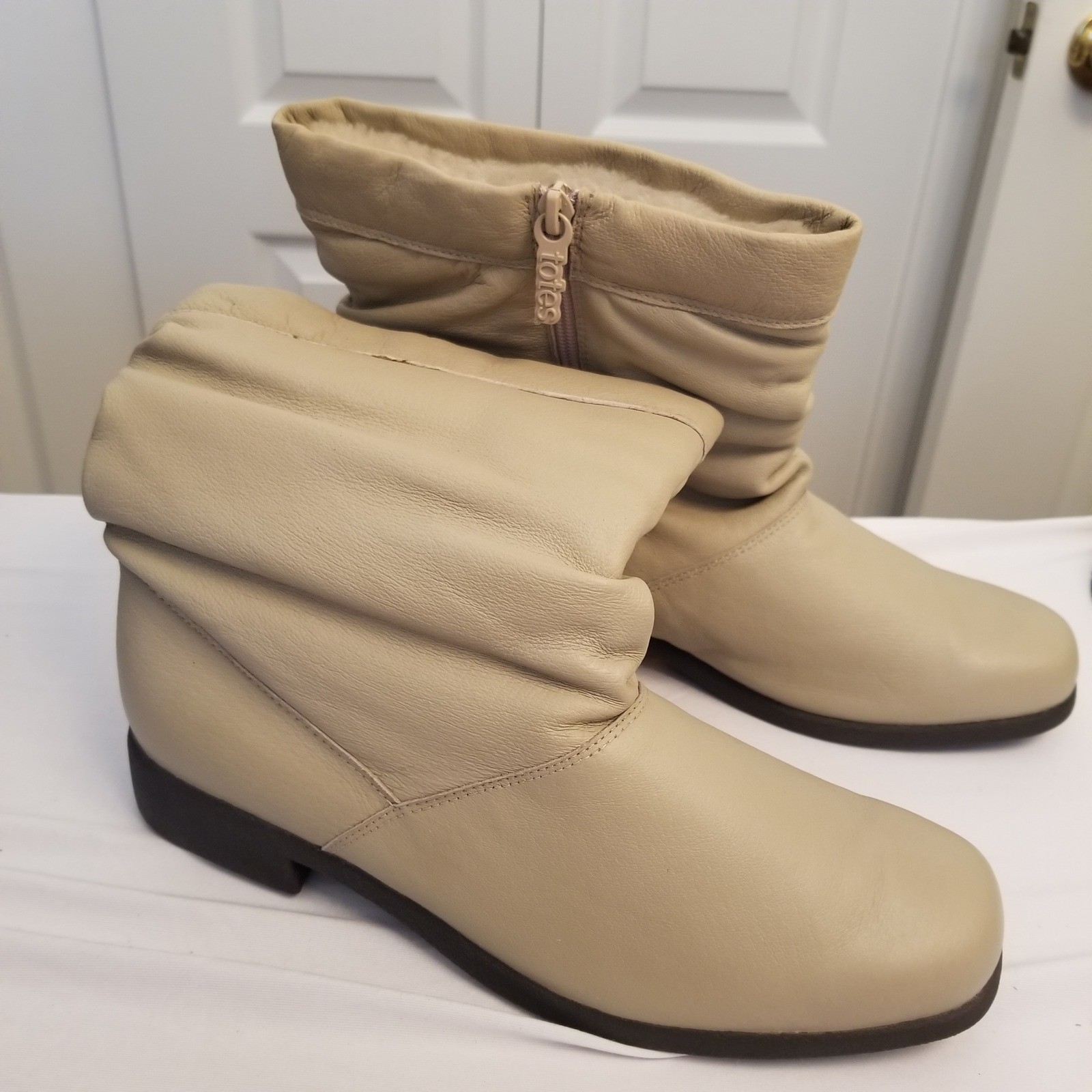 Totes Beige Leather Slouch Boots Women 9W Faux Fur Lined Mid Calf Cream Zip NWT