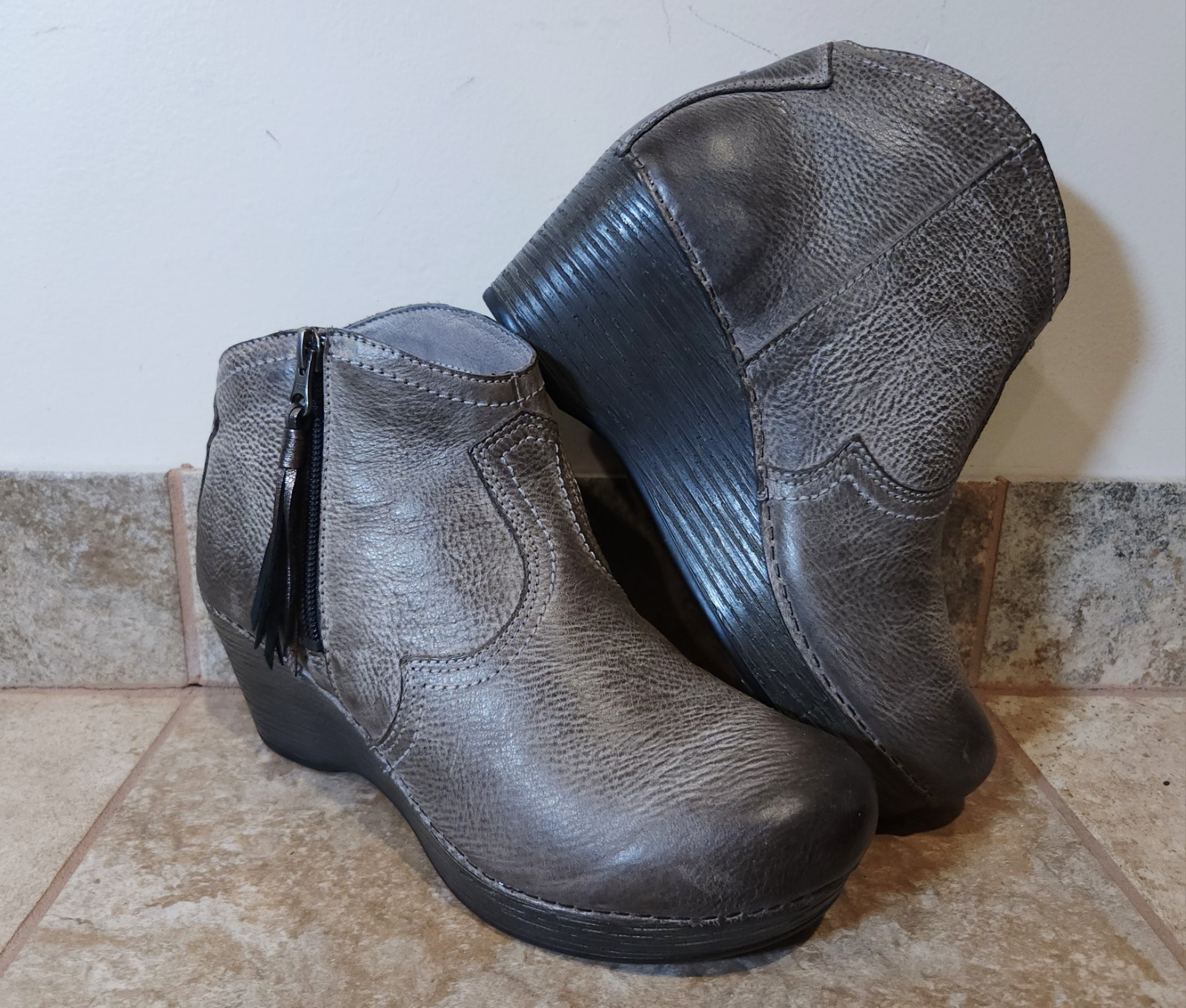 Dansko Veronica Womens Boots Booties Shoes Grey Leather 2.5″ Wedge Heel Zip 38